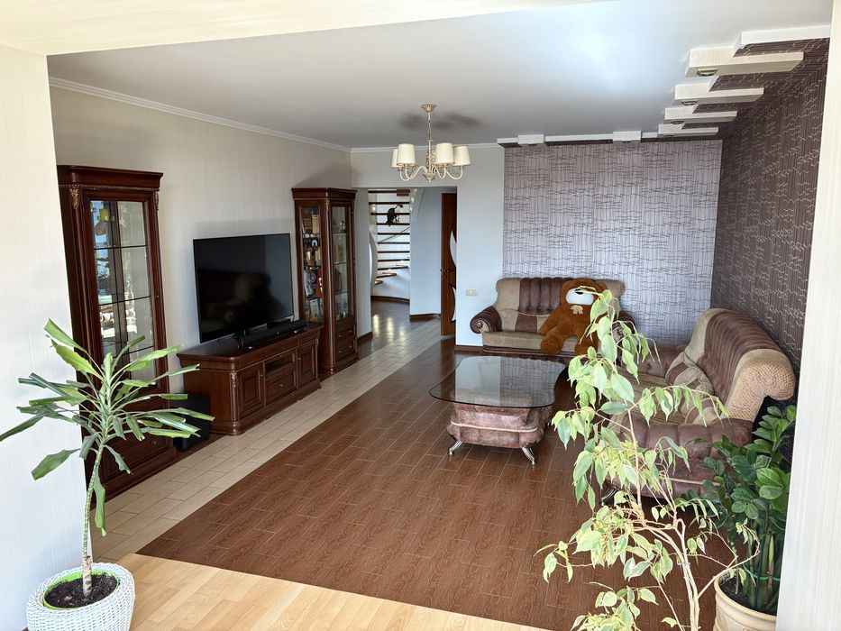 Продам 2-во поверхову квартиру в центрі міста