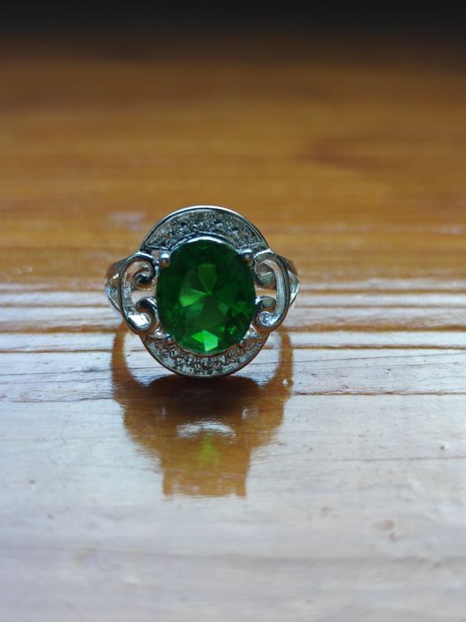 Srebrny pierścień z dużym zielonym kamieniem ocznym 925