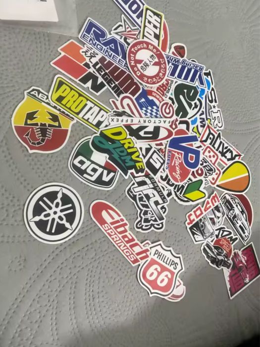 100 autocolantes marcas corridas (motas e carros)