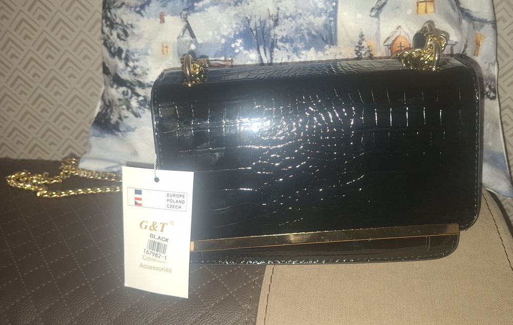 Modna nowoczesna torebka kuferek czarna lakierkowa z zlotym