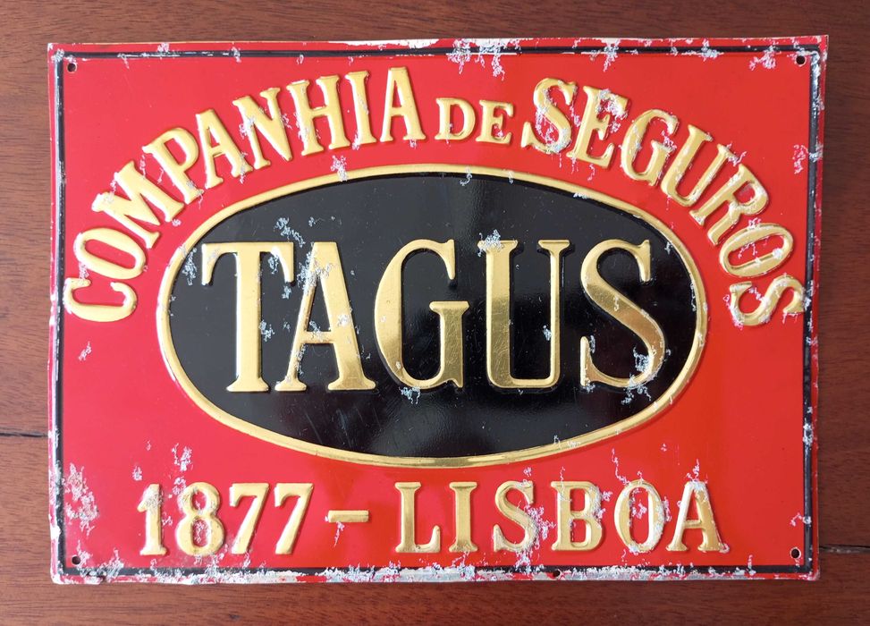 Antiga placa Companhia de Seguros Tagus e placa de Seguros Confiança