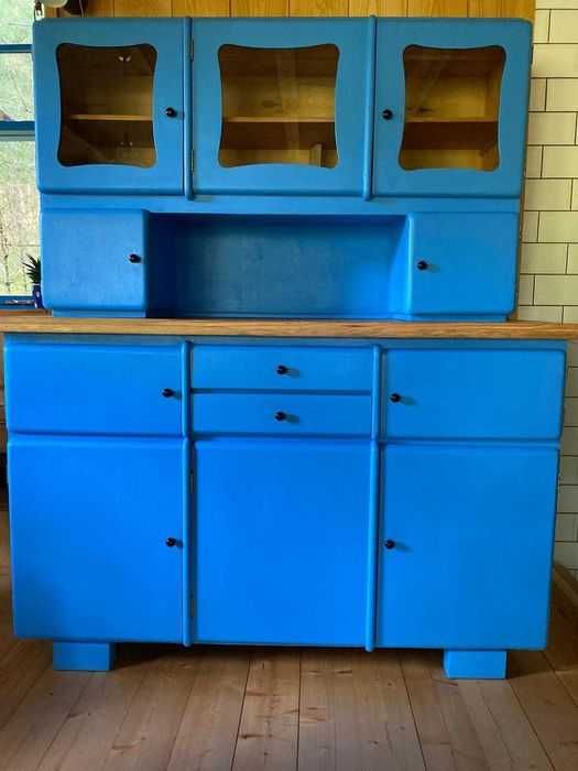 Kredens kuchenny PRL po renowacji