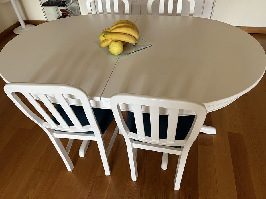 Mesa lacada e 4 cadeiras