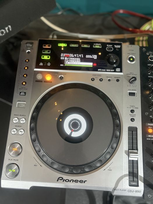 gotowe do grania stanowisko DJ oparte na sprzęcie Pioneer