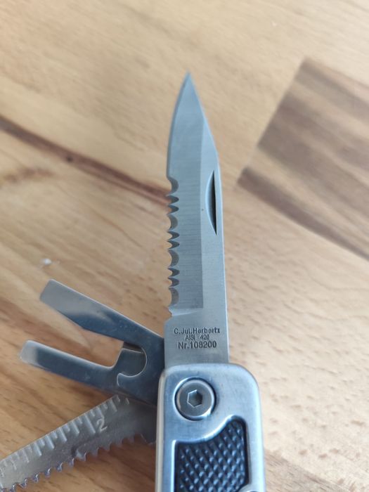 Używany Multool z pokrowcem