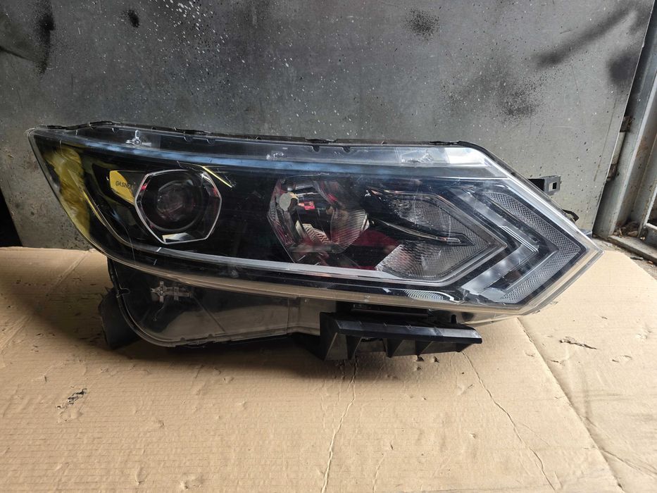lampa przód Nissan Qashqai II J11 lift