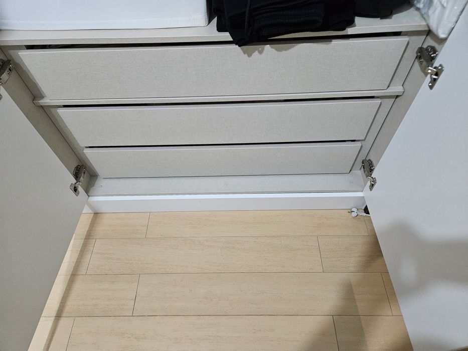 Vendo roupeiro de 12 portas e 9 gavetas