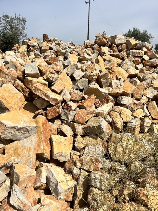 Pedra rustica para muro vidraço São Bento