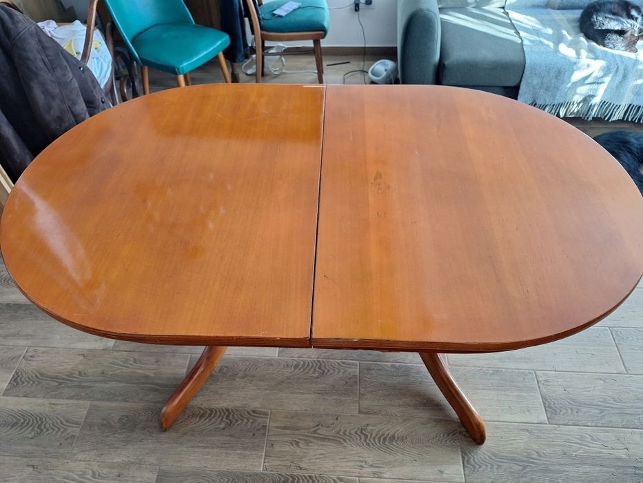 Rozkładany stół drewniany