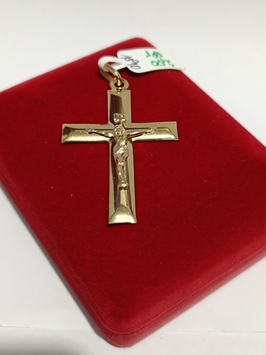Złoty wisiorek krzyżyk z Panem Jezusem, złoto próby 585