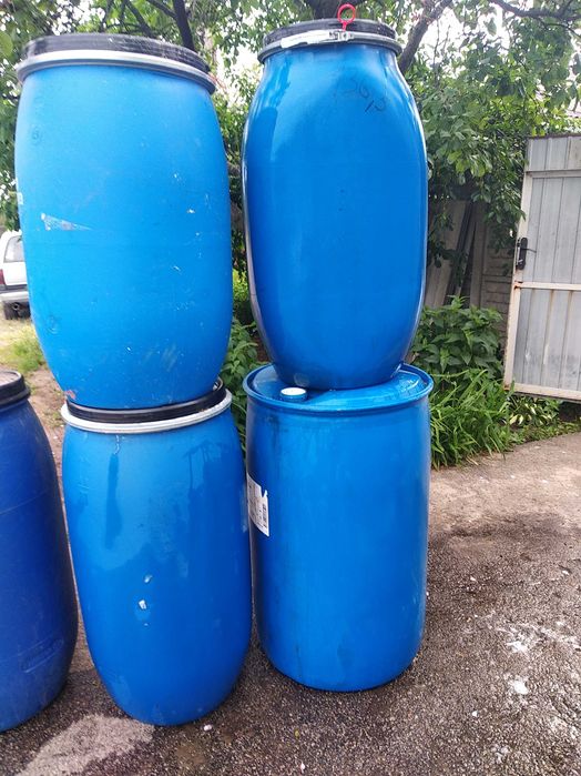 Продам бочки  ХАРЧОВІ пластикові 160-220 литров и железные