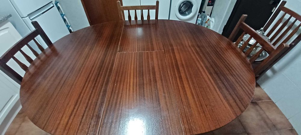 mesa de madeira redonda /oval com cadeiras