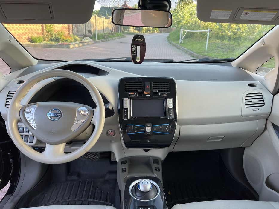 Нісан ліф 2012 року