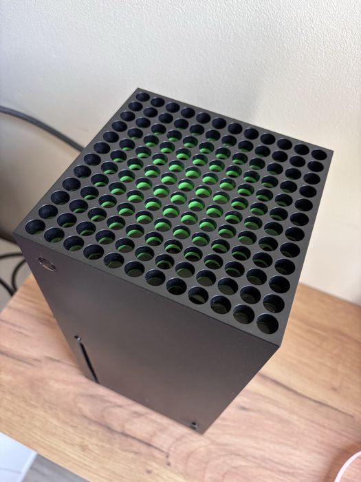Xbox series X z napędem i dwoma padami