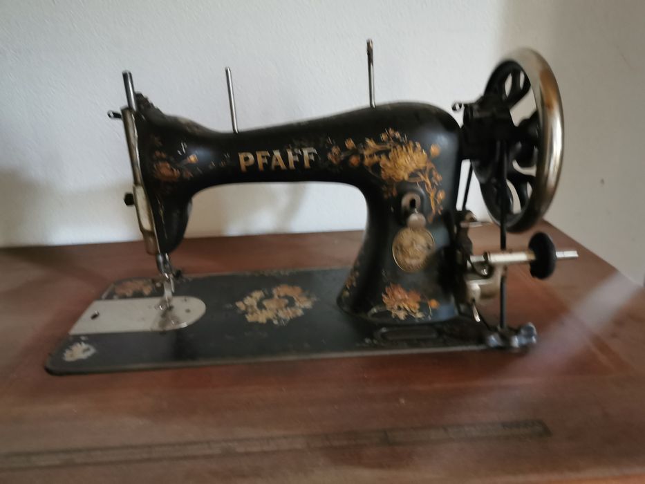 Máquina de costura muito antiga PFAF