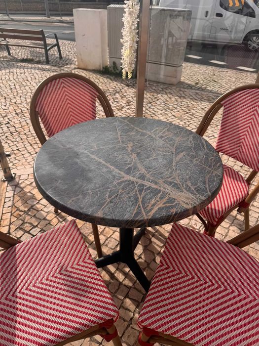 Lote de esplanada completo – 7 mesas + 22 cadeiras (ideal pastelaria)