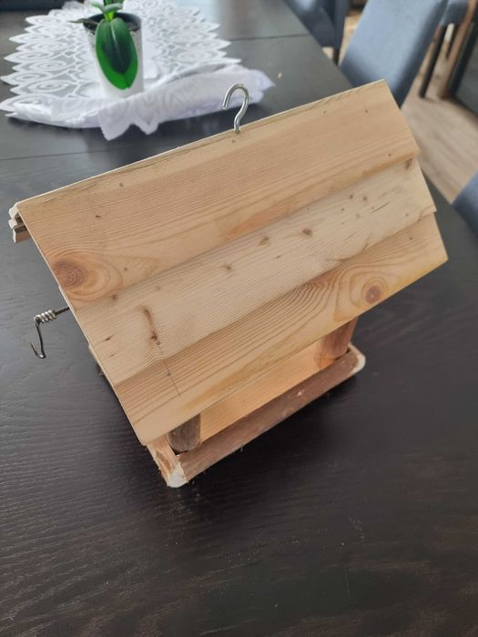 Solidny karmnik dla ptaków z surowego drewna XL