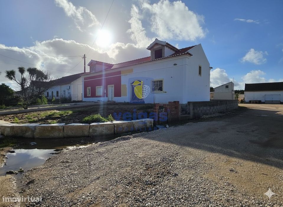 Moradia em Construção com Piscina e Espaço Exterior