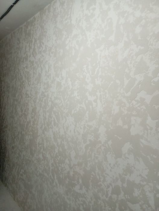 Шпаклівка стін та штукатурка.