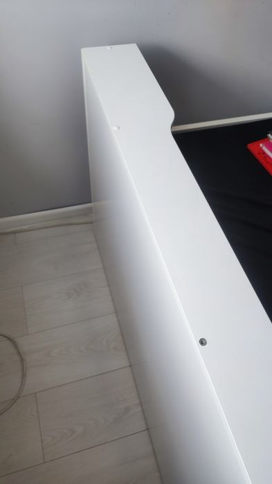 Białe łóżko z szufladami