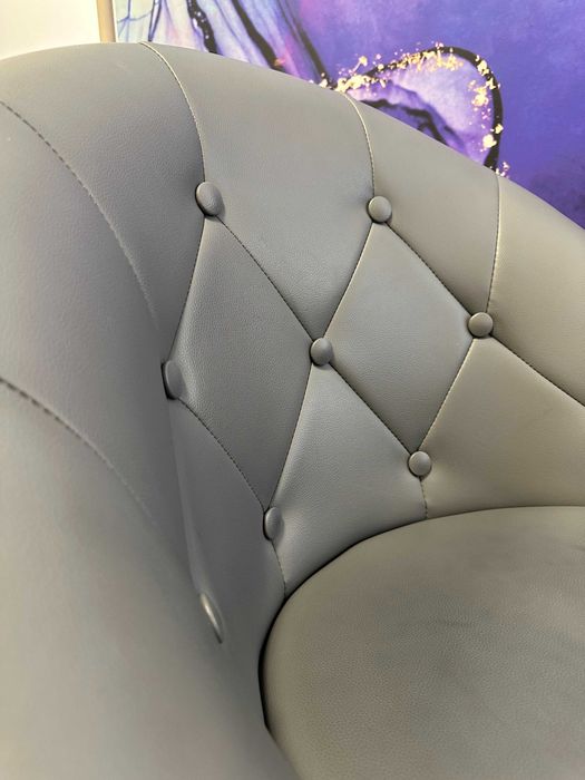 Szary, pikowany fotel obrotowy z ekoskóry