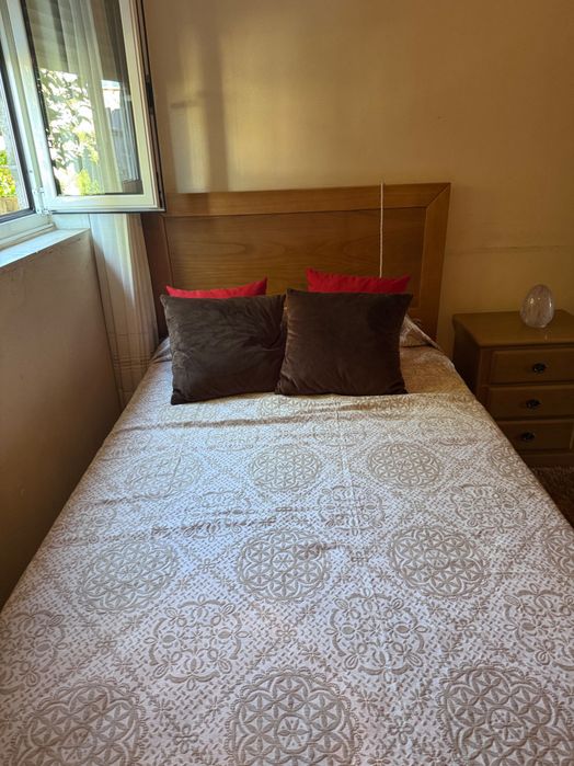 Cama de solteiro + colchão e mesa cabeceira