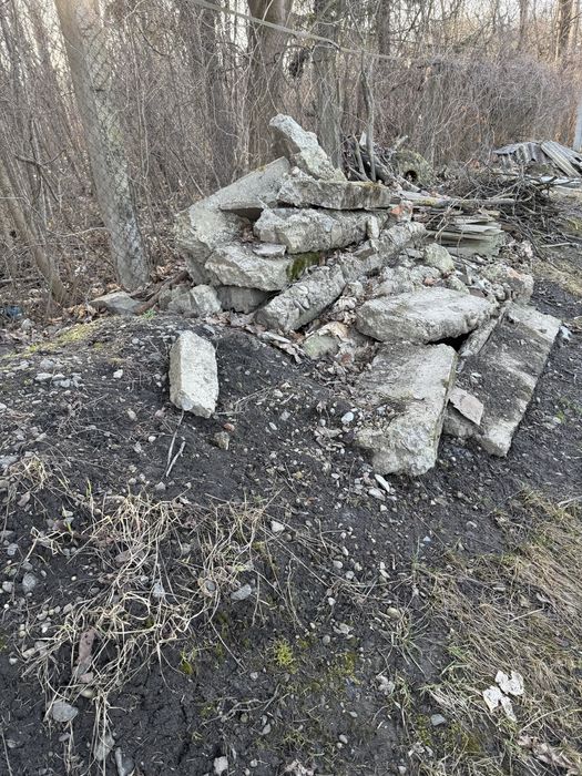 Шматки бетону і стовпи, район Роша