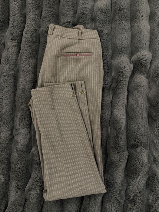 Класичний жіночий костюм у смужку