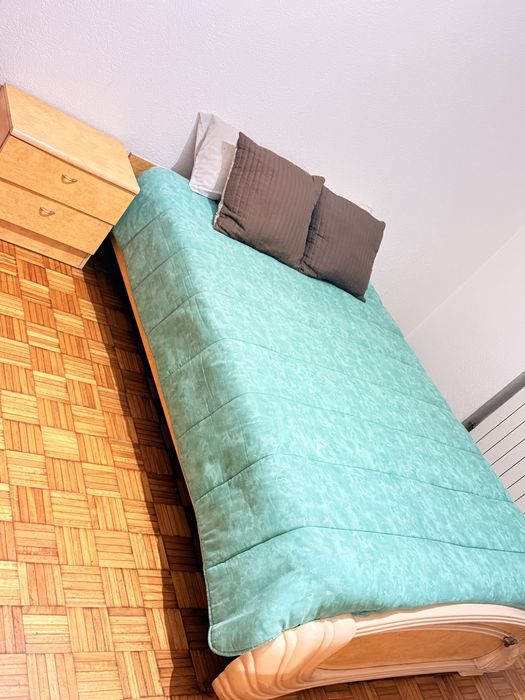 Quarto completo (cama completa, mesinha de cabeceira, comoda)