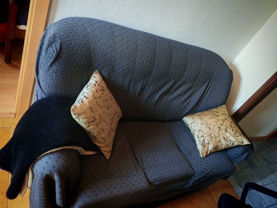 Sofá de 3 lugares convertível em cama + capa de proteção