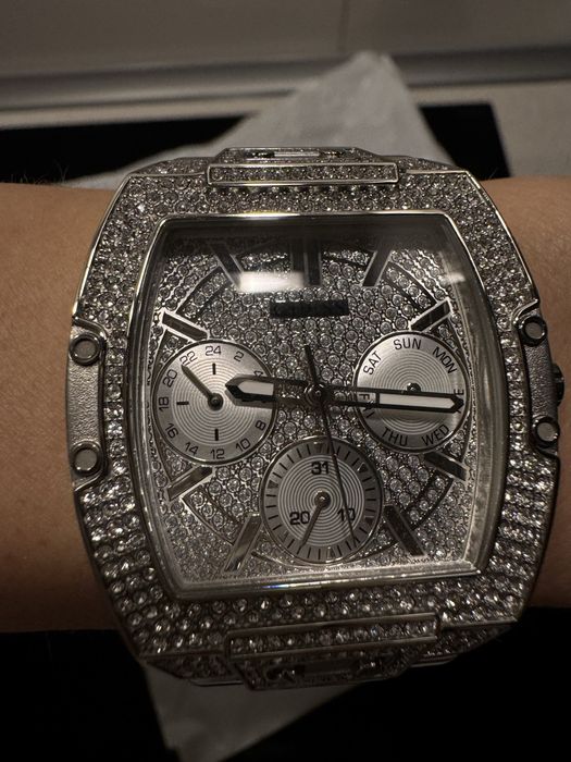 Продам часы брендовые Guess в камнях Swarovski