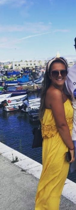 Vestido amarelo comprido com detalhe em renda