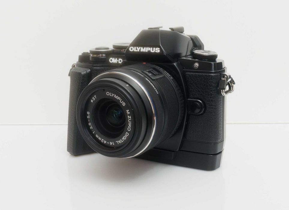 Olympus OM-D E-M10 Body + оригінальний хват ECG-1 (Комплект)