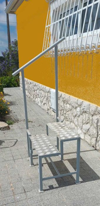Degraus para fácil acesso a Caravana . Com corrimão e Modular.