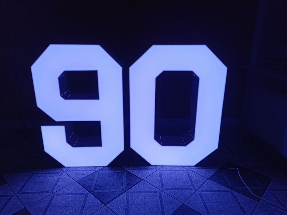 Wynajem Mega Cyfry LED RGB – 100 cm