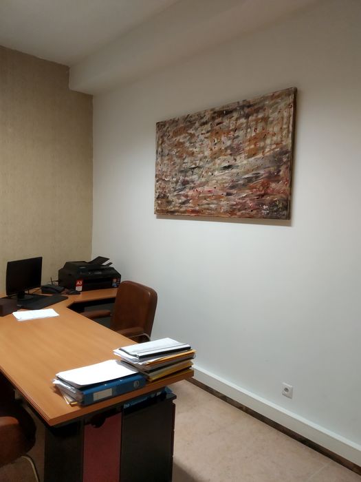 Secretária de escritório. Para levantar no local