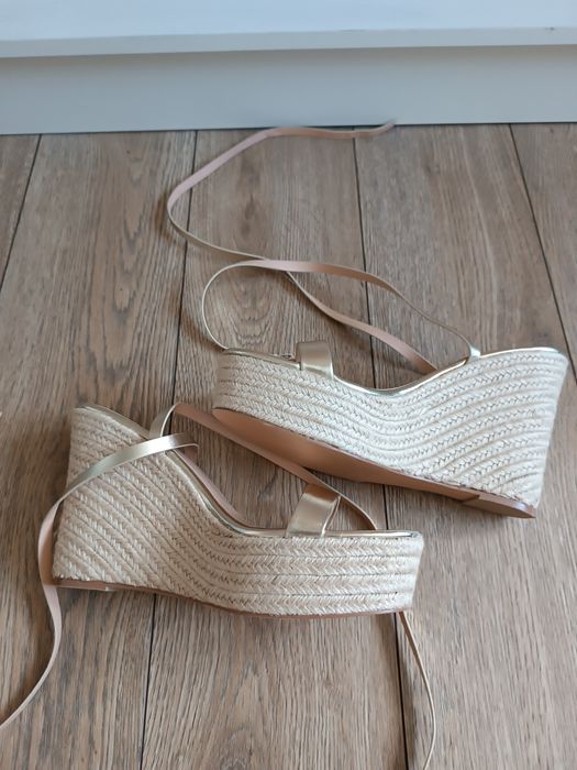 Złote sandały na koturnie