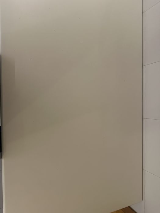 Mesa branca de cozinha, pés cinzentos