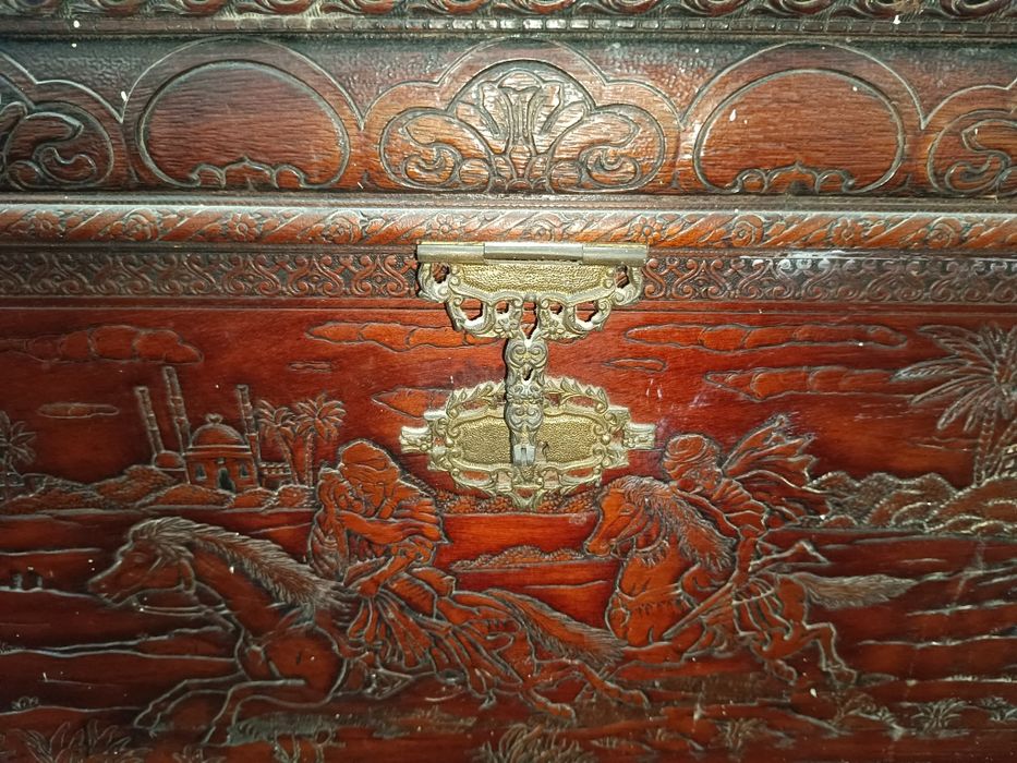 Baú de Madeira Antigo