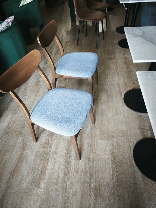 Mesas 60x60 em mármore e cadeiras