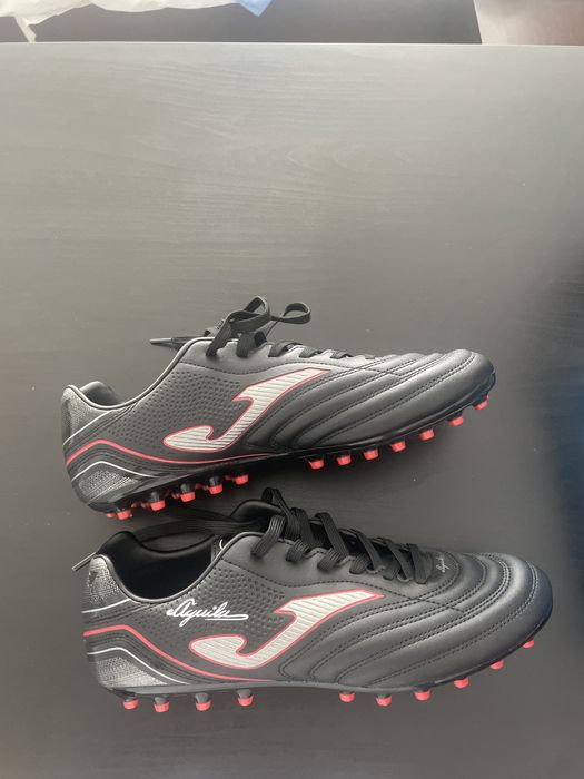 Chuteiras joma aguilha 23 versão vermelha e preta