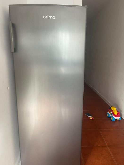 Frizer com uso apenas de três meses.