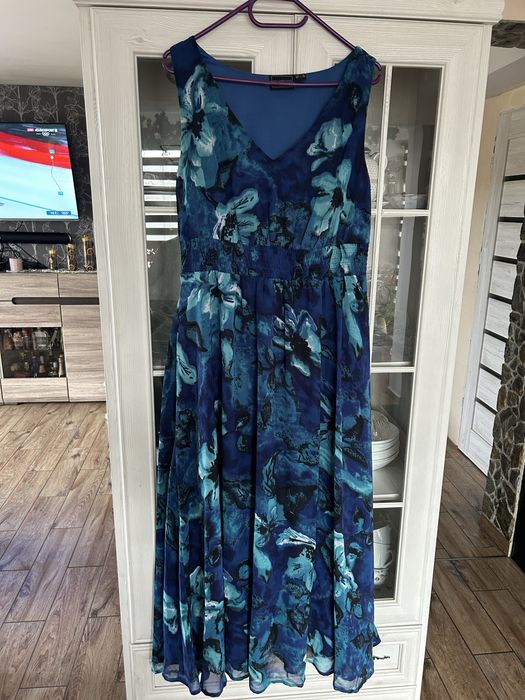 Długa sukienka maxi w kwiaty na ramiączkach