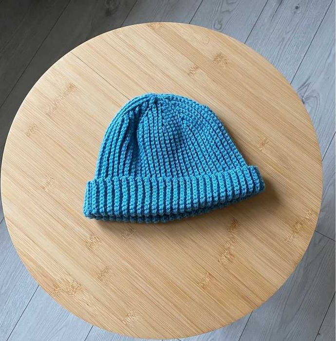 Niebieska uniseksowa czapka z akrylu – handmade