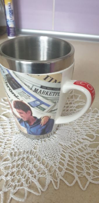 Kubek termiczny w środku metalowy