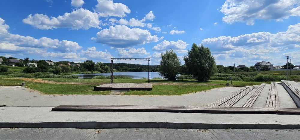 Просторий сучасний будинок з терасою біля лісу та озера.Газ
