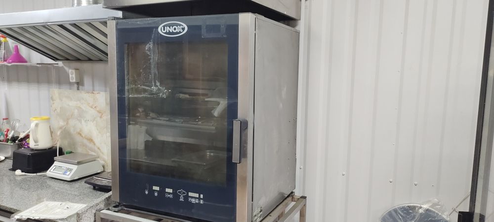 Продам профессиональный пароконвектомат UNOX XVC 704.