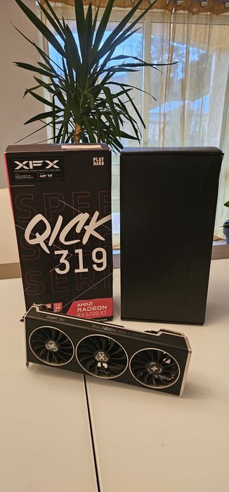 XFX Speedster QICK 319 Radeon RX 6700 XT 12GB - Como Nova