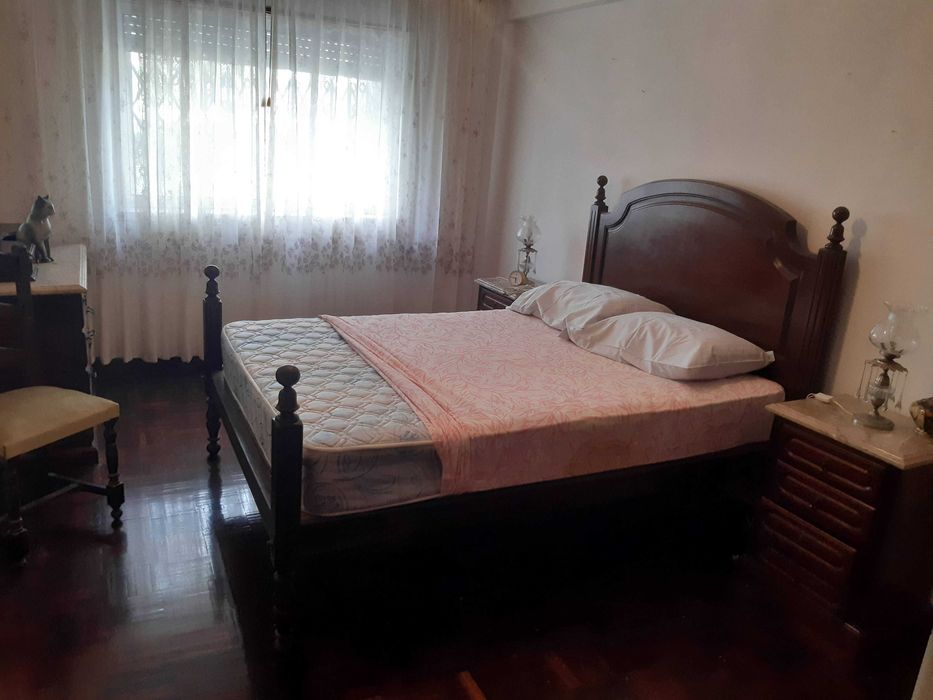 Mobília quarto casal, mogno, cama+cómoda+cadeira+2 mesas cab.+Colchão