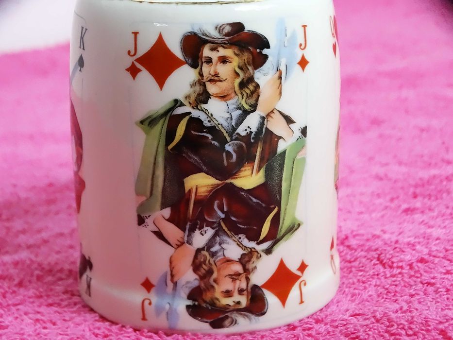 Ceramiczny kubek kufelek z motywem kart do gry – Dama, Król, Walet (Vintage / Retro)